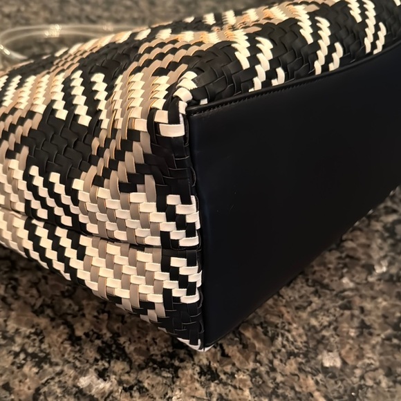 Calvin Klein woven Black taupe and White Chevron large Tote EUC - Picture 8 of 16